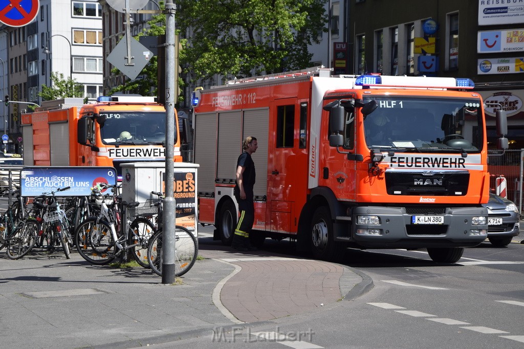 Einsatz BF Reizgas Koeln Kalk Kalk Arcaden P13.JPG - Miklos Laubert